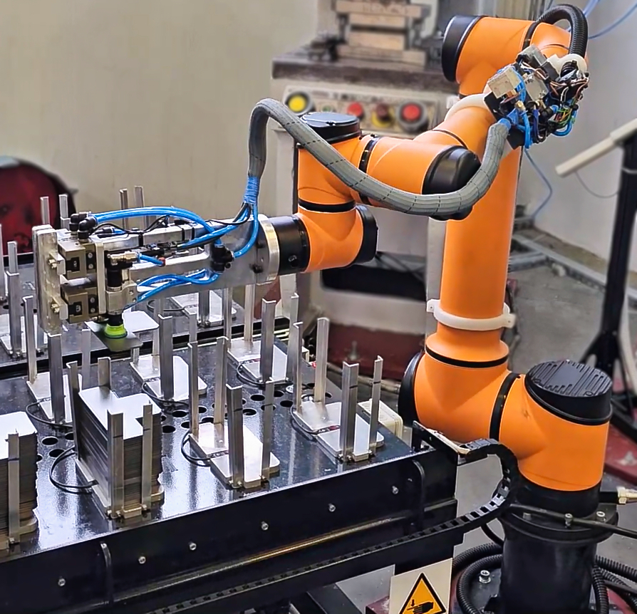 Photo showing a cobot type robot